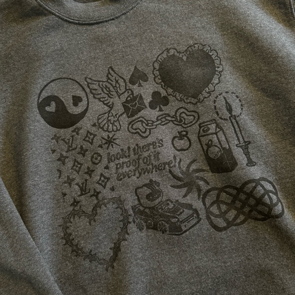 Medium block printed Hanes pre-owned sweatshirt - Picture 2 of 5